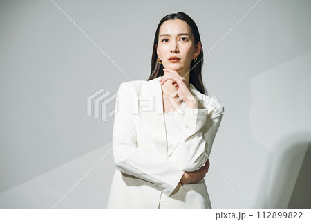 白いスーツを着たキャリアウーマン 白いスーツを着たキャリアウーマン 112899822