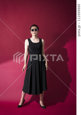 黒いワンピースの女性 112899880