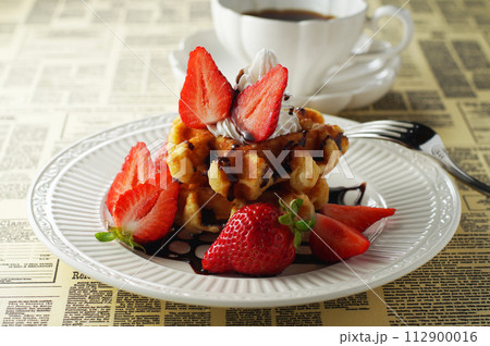 べルギーワッフルと苺(あまおう)にチョコレートソースをかけてコーヒーと一緒に べルギーワッフルと苺(あまおう)にチョコレートソースをかけてコーヒーと一緒に 112900016