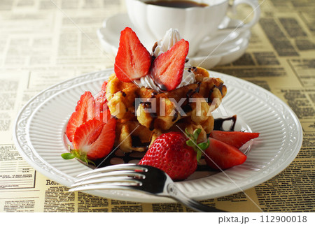 べルギーワッフルと苺(あまおう)にチョコレートソースをかけてコーヒーと一緒に 112900018
