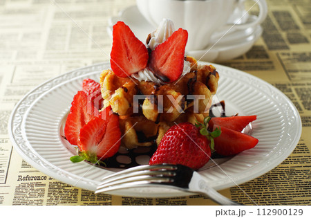 べルギーワッフルと苺(あまおう)にチョコレートソースをかけてコーヒーと一緒に べルギーワッフルと苺(あまおう)にチョコレートソースをかけてコーヒーと一緒に 112900129