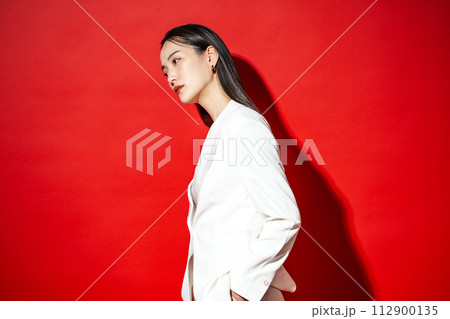 白いスーツを着たキャリアウーマン 112900135