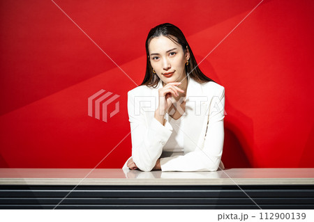 白いスーツを着たキャリアウーマン 112900139