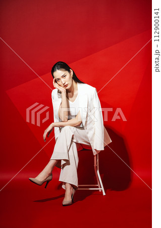 白いスーツを着たキャリアウーマン 白いスーツを着たキャリアウーマン 112900141