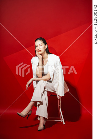 白いスーツを着たキャリアウーマン 112900142