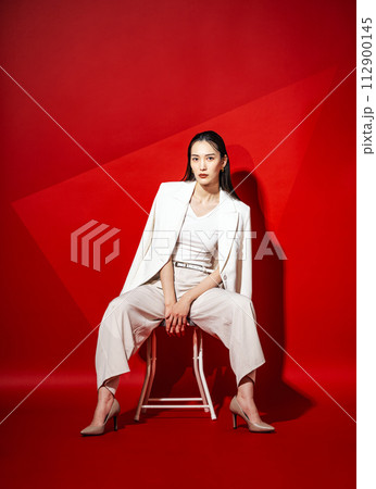 白いスーツを着たキャリアウーマン 112900145