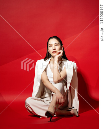 白いスーツを着たキャリアウーマン 112900147