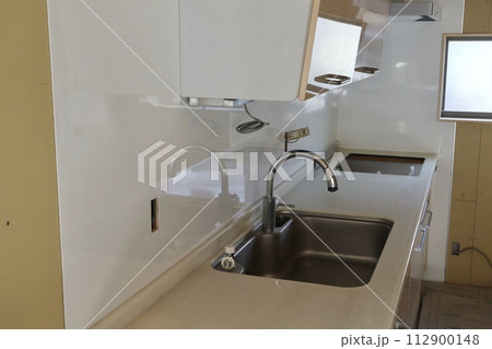 リフォーム中の自宅に設置したシステムキッチン 112900148