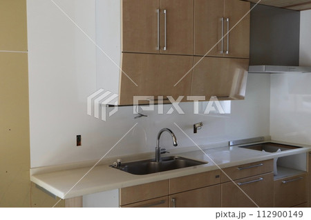 リフォーム中の自宅に設置したシステムキッチン 112900149