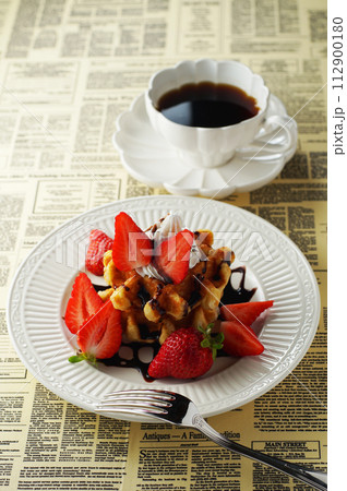 べルギーワッフルと苺(あまおう)にチョコレートソースをかけてコーヒーと一緒に べルギーワッフルと苺(あまおう)にチョコレートソースをかけてコーヒーと一緒に 112900180