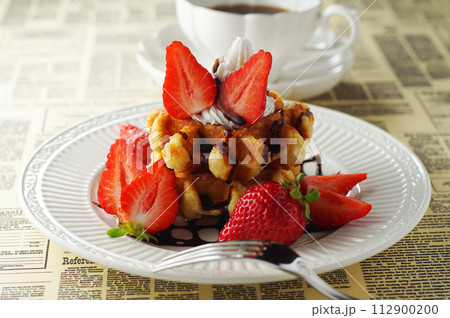べルギーワッフルと苺(あまおう)にチョコレートソースをかけてコーヒーと一緒に べルギーワッフルと苺(あまおう)にチョコレートソースをかけてコーヒーと一緒に 112900200