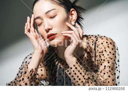 女性のポートレート 112900208