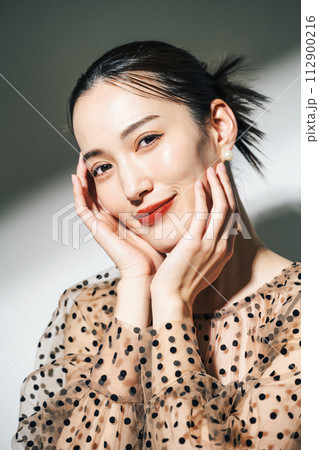 女性のポートレート 112900216
