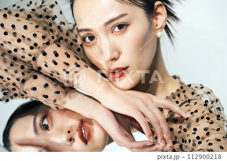 女性のポートレートの写真素材 [112900218] - PIXTA