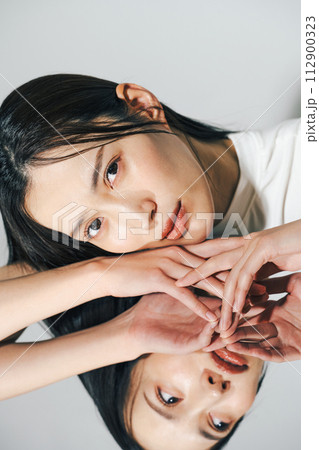 女性の美容・ビューティーイメージ 112900323
