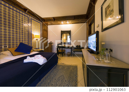 チュニジア・ケルアン アラビアンスタイルの美しい客室 / Kairouan, Tunisia 112901063