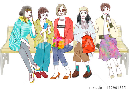 女子友達の集い_ベンチに座って談笑するかわいい女性達 女子友達の集い_ベンチに座って談笑するかわいい女性達 112901255