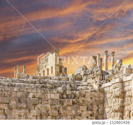 Roman ruins (against the background of a beautiful sky with clouds) in the Jordanian city of Jerash (Gerasa of Antiquity), capital and largest city of Jerash Governorate, Jordan 112901426