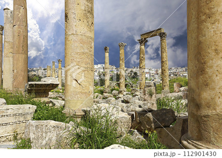 Roman ruins (against the background of a beautiful sky with clouds) in the Jordanian city of Jerash (Gerasa of Antiquity), capital and largest city of Jerash Governorate, Jordan 112901430