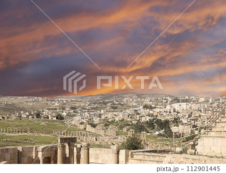 Roman ruins (against the background of a beautiful sky with clouds) in the Jordanian city of Jerash (Gerasa of Antiquity), capital and largest city of Jerash Governorate, Jordan 112901445