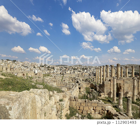 Roman ruins (against the background of a beautiful sky with clouds) in the Jordanian city of Jerash (Gerasa of Antiquity), capital and largest city of Jerash Governorate, Jordan 112901493