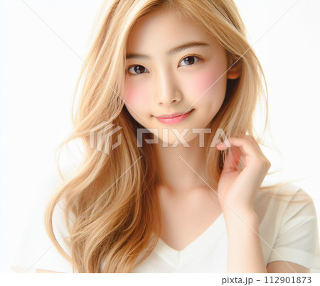 白いTシャツの美少女 112901873