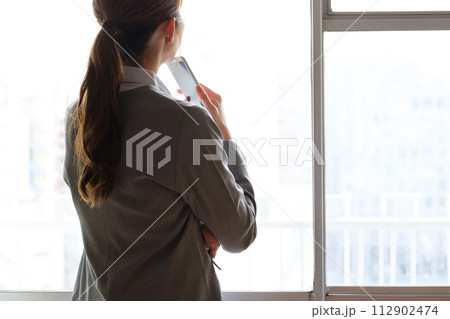 テレワークしている女性のポートレート 112902474