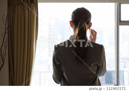 テレワークしている女性のポートレート テレワークしている女性のポートレート 112902572
