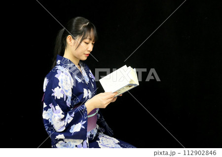 浴衣姿で読書をする日本の女性　ボランテアで朗読をする日本の女性 112902846