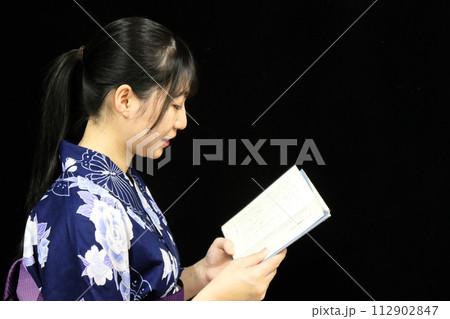 浴衣姿で読書をする日本の女性　ボランテアで朗読をする日本の女性 112902847