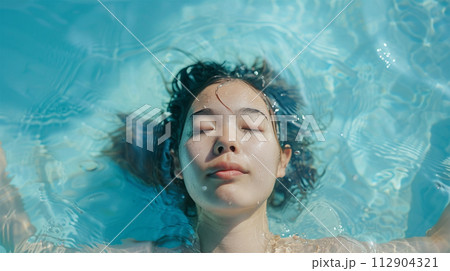 水に浸かる日本人女性 水に浸かる日本人女性 112904321