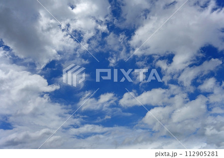 雲の間からのぞく青空 112905281
