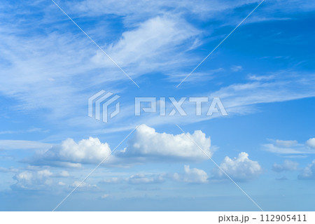 青空に浮かぶ白い雲 112905411