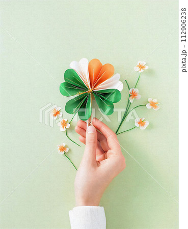 女性の手／グリーティング カード、招待状、お祝いのアイデア 112906238