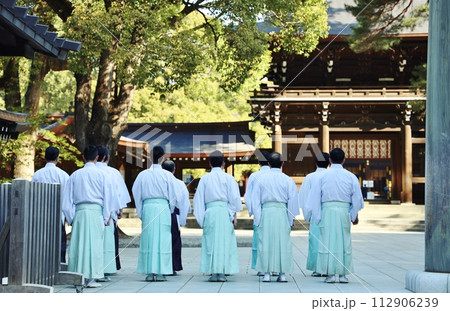 明治神宮朝の男巫 112906239