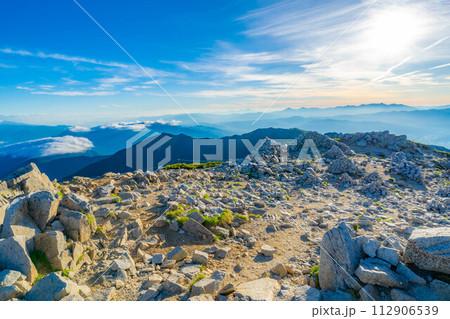 【朝焼け素材】木曽駒ケ岳からの朝焼けの絶景【長野県】 112906539