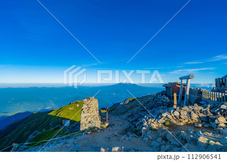 【朝焼け素材】木曽駒ケ岳からの朝焼けの絶景【長野県】 【朝焼け素材】木曽駒ケ岳からの朝焼けの絶景【長野県】 112906541