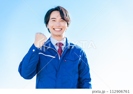 ガッツポーズの物流センターで働く若い男性 112906761