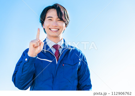 指差しポーズの物流センターで働く若い男性 112906762