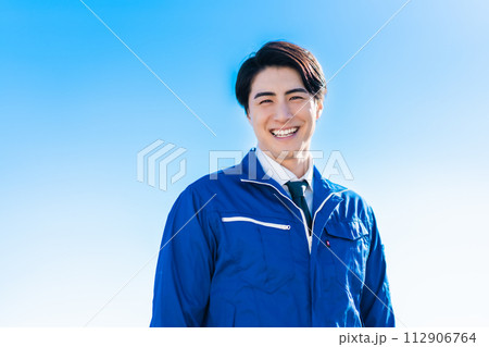 物流センターで働く30代男性 112906764