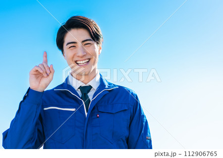 物流センターで働く30代男性 物流センターで働く30代男性 112906765