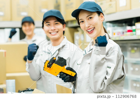 バックヤードで軽作業をする若いスタッフ 112906768