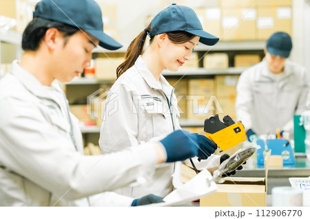 バックヤードで軽作業をする若いスタッフ バックヤードで軽作業をする若いスタッフ 112906770