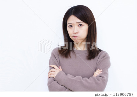 怒っている女性 怒っている女性 112906787