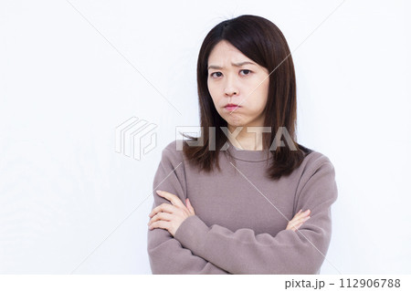怒っている女性 112906788