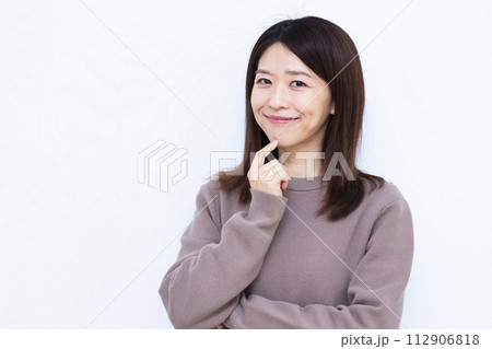 笑顔で考えている女性 笑顔で考えている女性 112906818