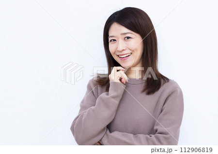 笑顔で考えている女性 112906819