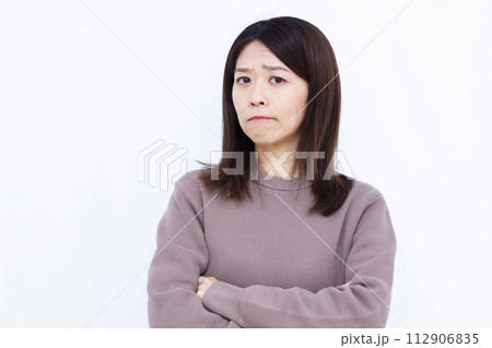 困っている女性 112906835