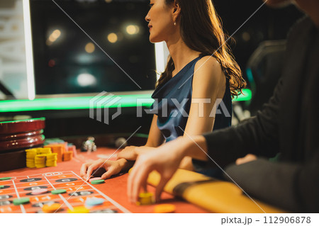 カジノでデートするカップル カジノでデートするカップル 112906878