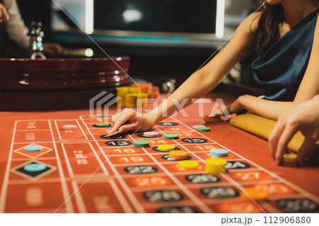 カジノでデートするカップル カジノでデートするカップル 112906880